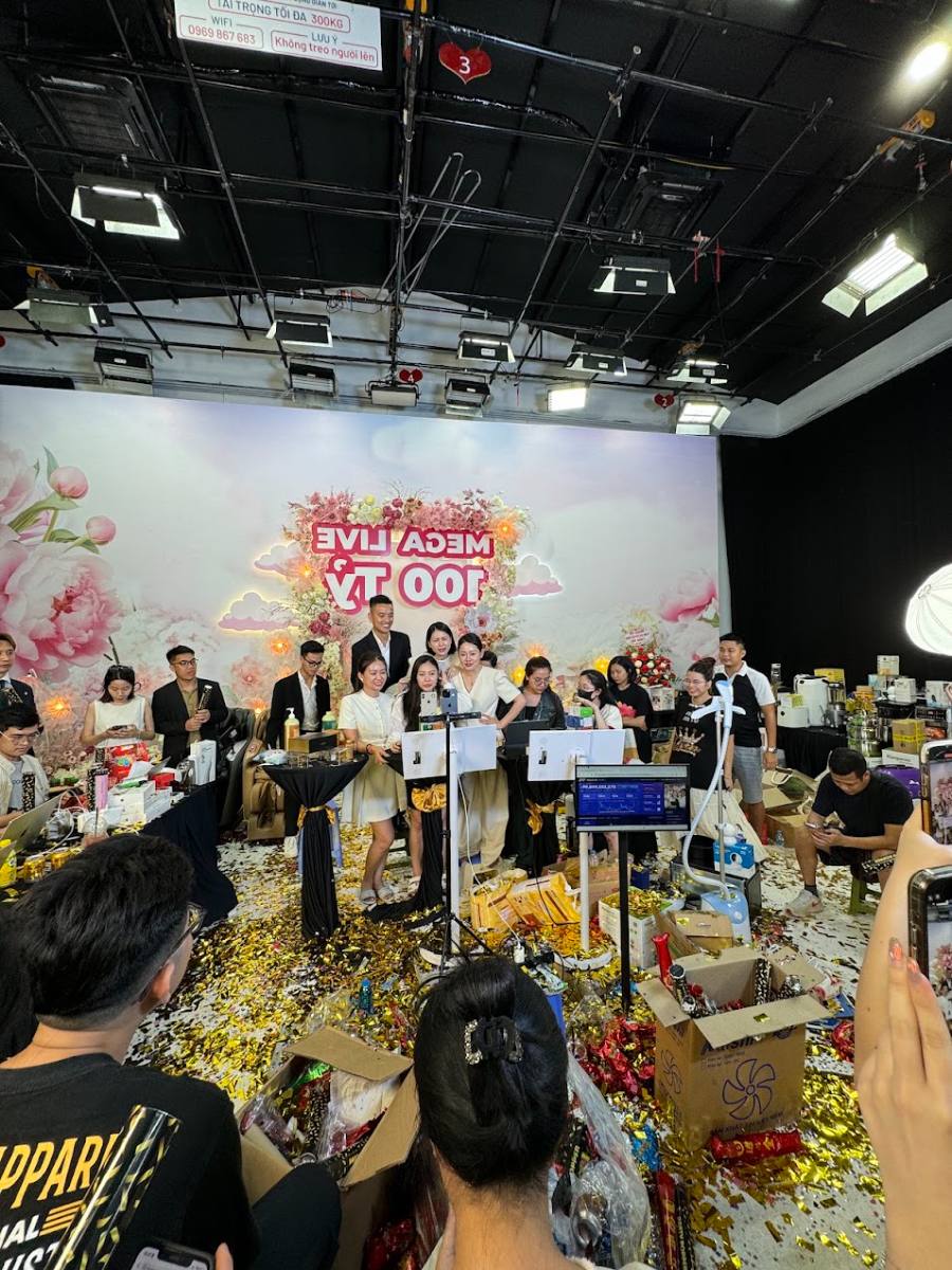 MEGA LIVE 100 Tỷ 현장